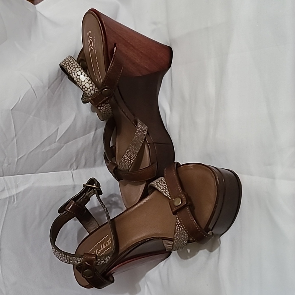 Ugg Collection  Womens Evelina sandal  Size 5.5